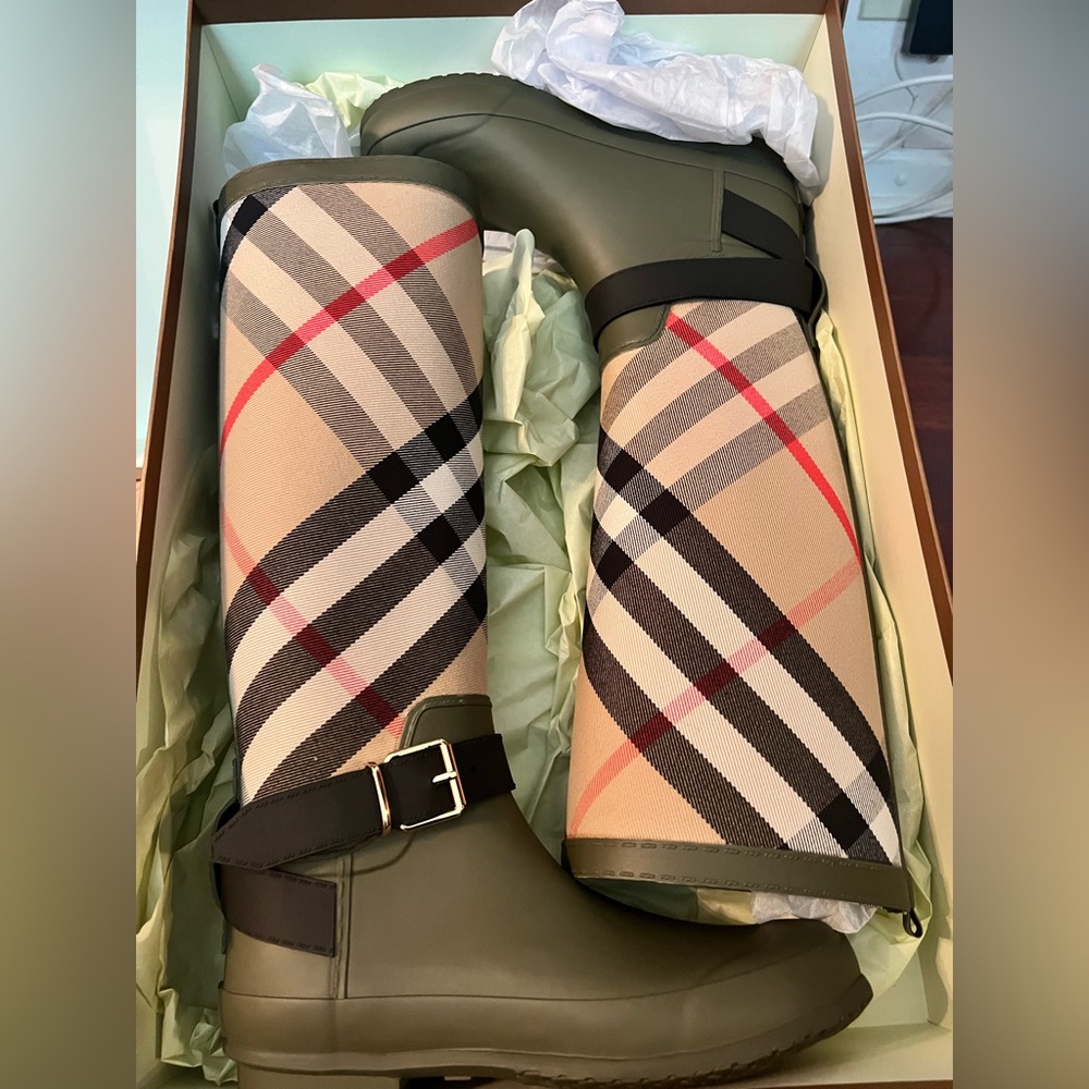 Burberry Khaki Vintage Check Simeon Rain Boots size 6 NEW IN BOX